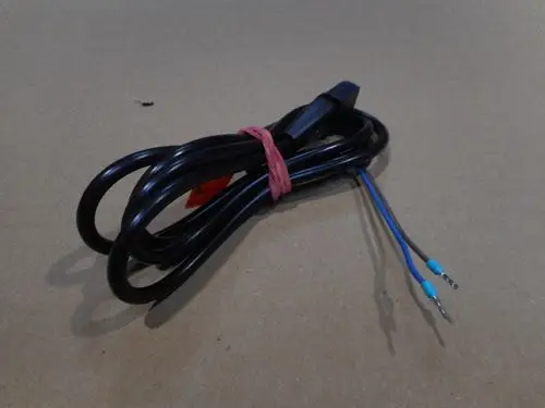 Schwarzes Kabel mit einem Stecker und zwei getrennten Leitungen, die mit blauen und braunen Aderendhülsen versehen sind. Passend für Remeha Pumpen.